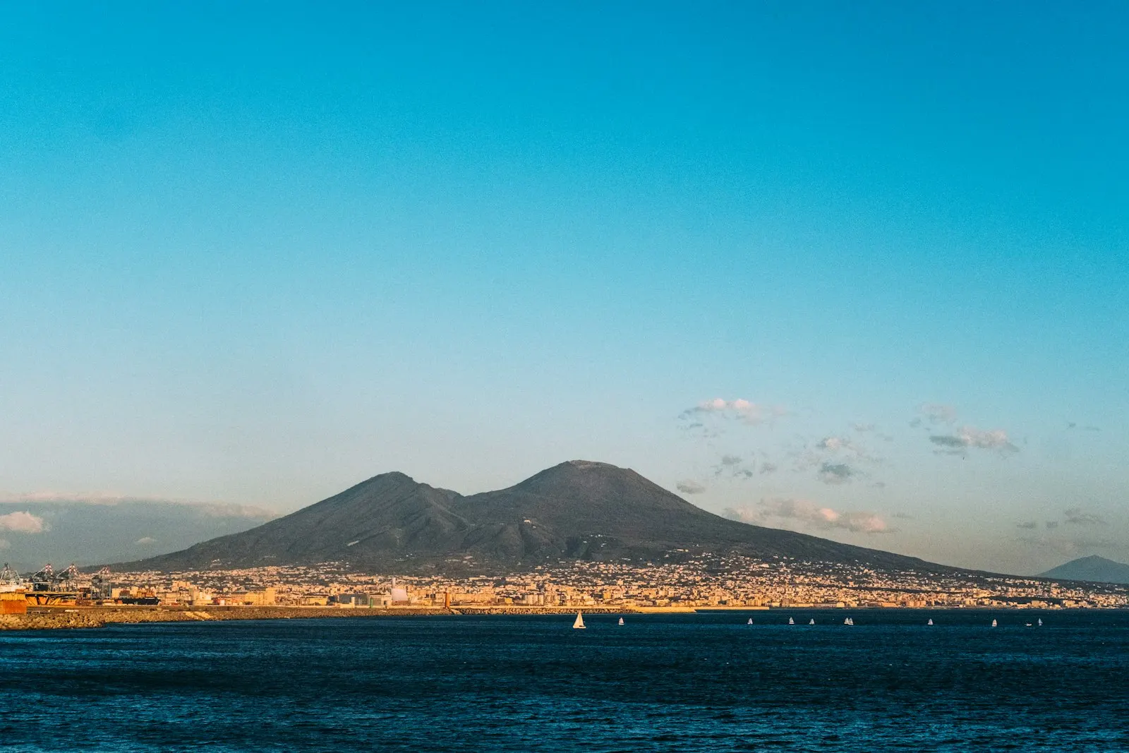 Napoli, Bregdeti i Amalfit, Bari
